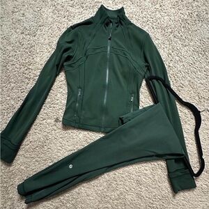 Lululemon Forest Green Set 
Top- 4 
Pants- 4 (25 inch)